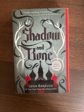 Book | Shadow and Bone By Leigh Bardugo Original Cover Paperback